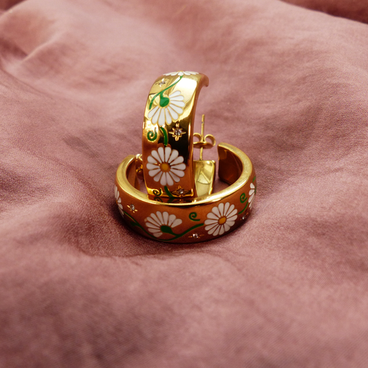 Breite Creolen mit Margeriten und Zirkonsteinen aus vergoldetem Edelstahl