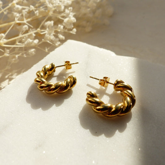 Gedrehte Mini-Creolen aus vergoldetem Edelstahl