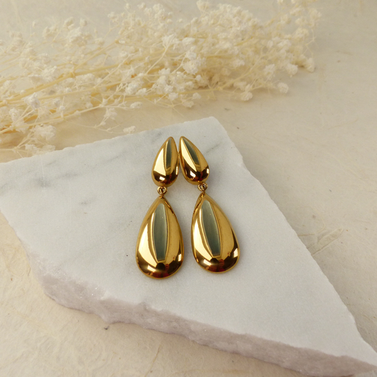 Fließende Tropfen-Ohrringe aus vergoldetem Edelstahl