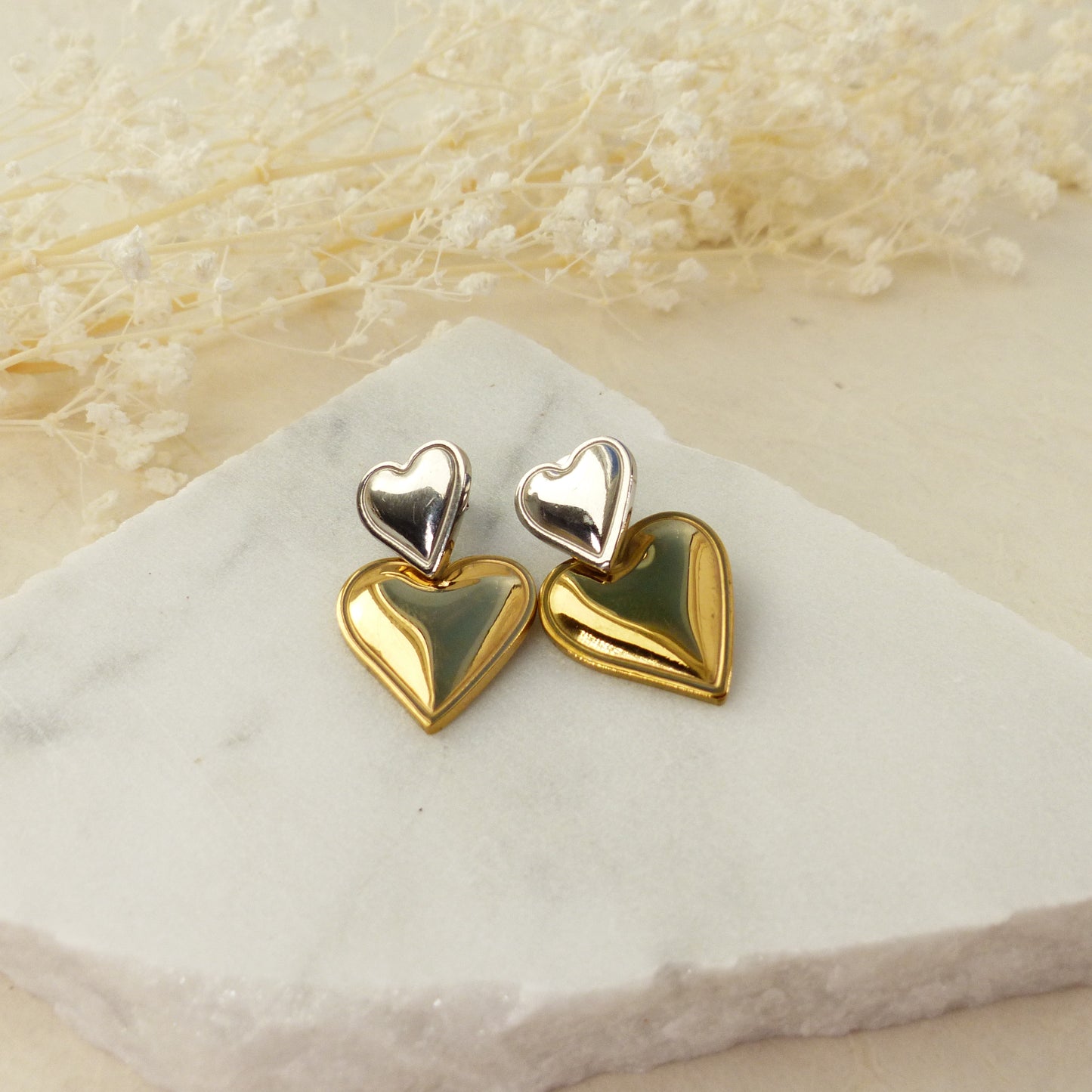 Doppelherz-Ohrringe in Gold und Silber