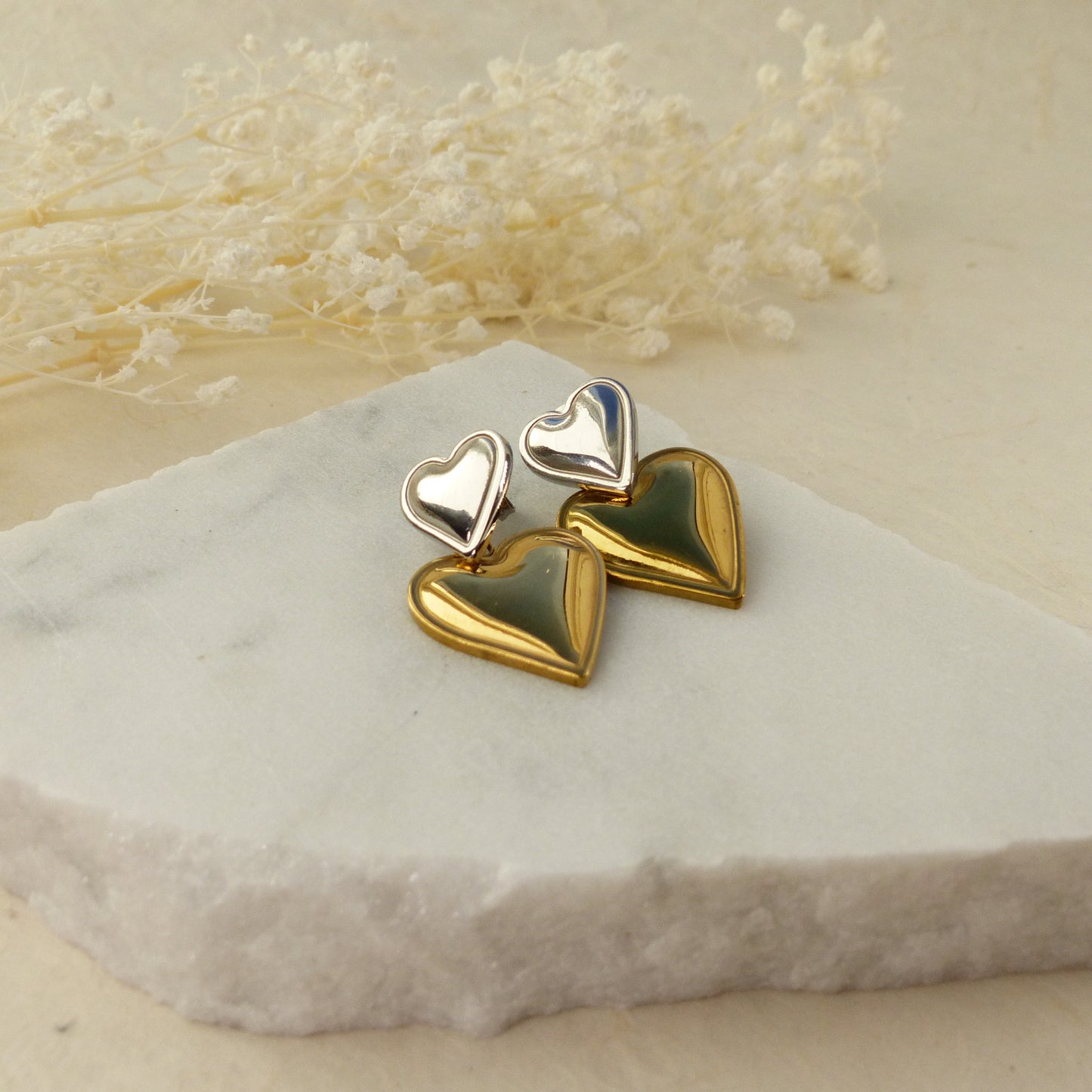Doppelherz-Ohrringe in Gold und Silber