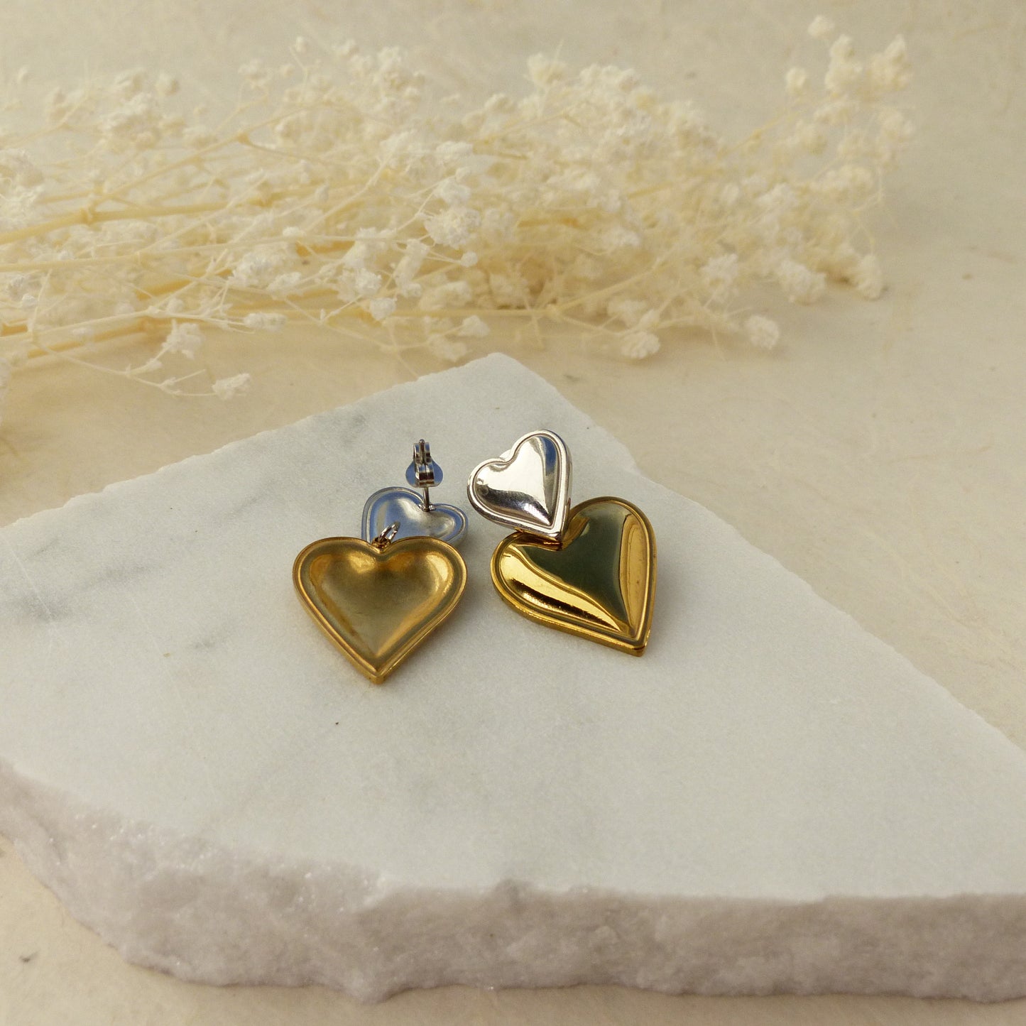 Doppelherz-Ohrringe in Gold und Silber
