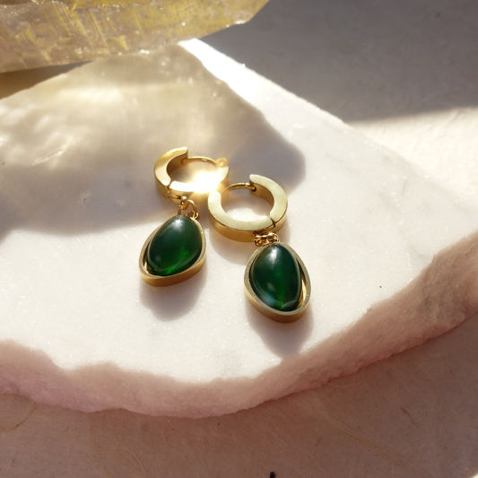 Vergoldete Edelstahl-Ohrringe mit tropfenförmigem grünem Glasstein