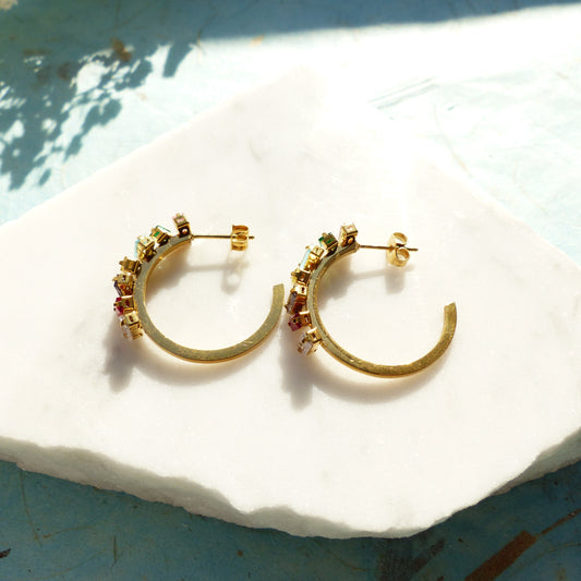 Creolen aus vergoldetem Edelstahl mit mehrfarbigen u. weißen Glassteinen