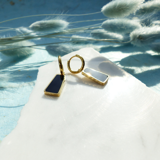 Goldene Ringe mit Anhänger in Schwarz und Gold