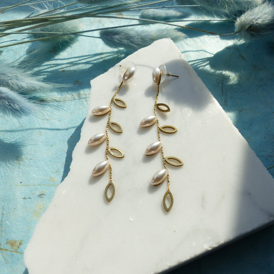 Filigrane Perlenzweig-Ohrringe aus Edelstahl mit Perlen