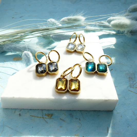 Goldene Ringe mit Glasstein-Anhänger