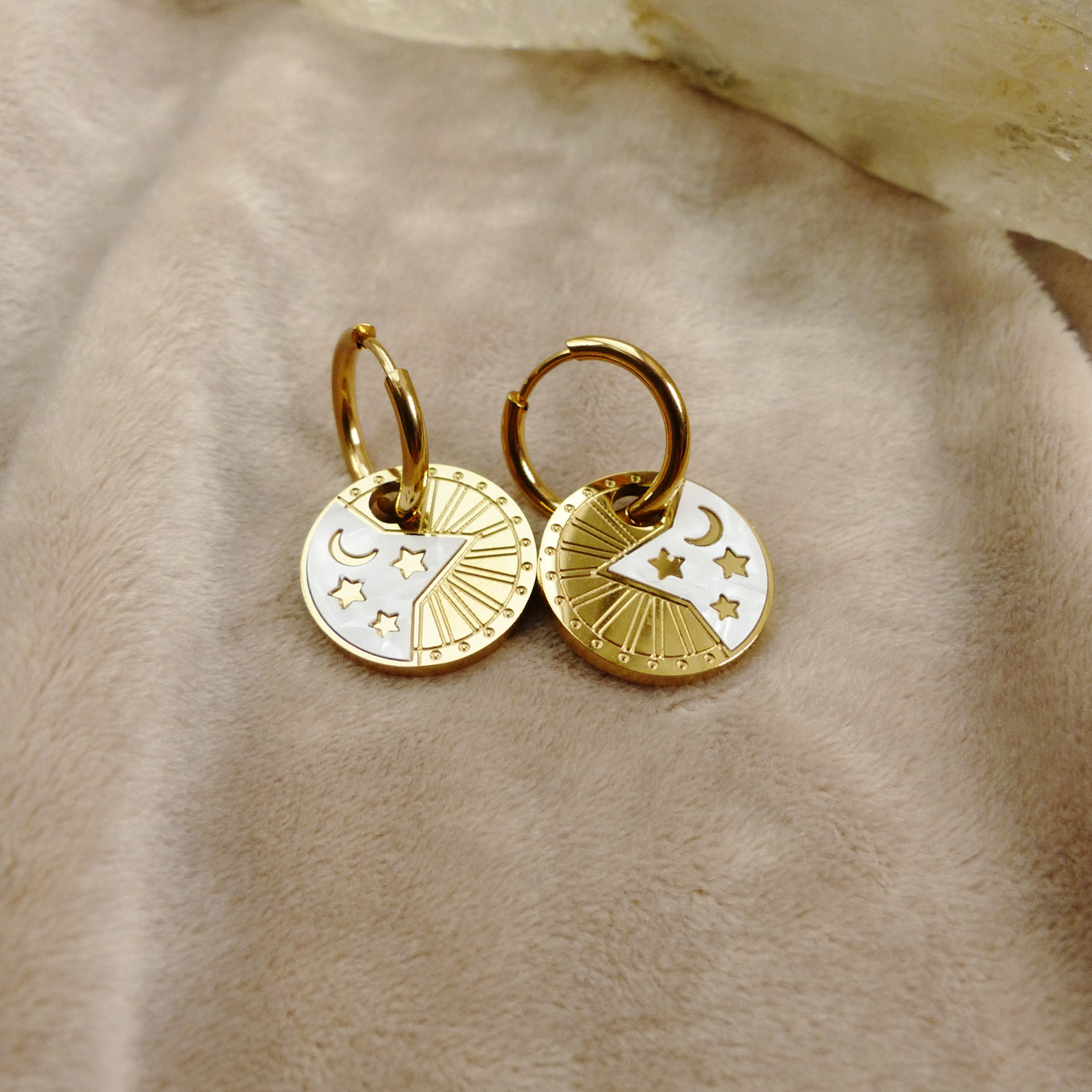 Goldene Ringe mit Perlmutt-Anhänger Sterne & Mond