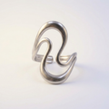 Geschwungene Doppelschleife Ring