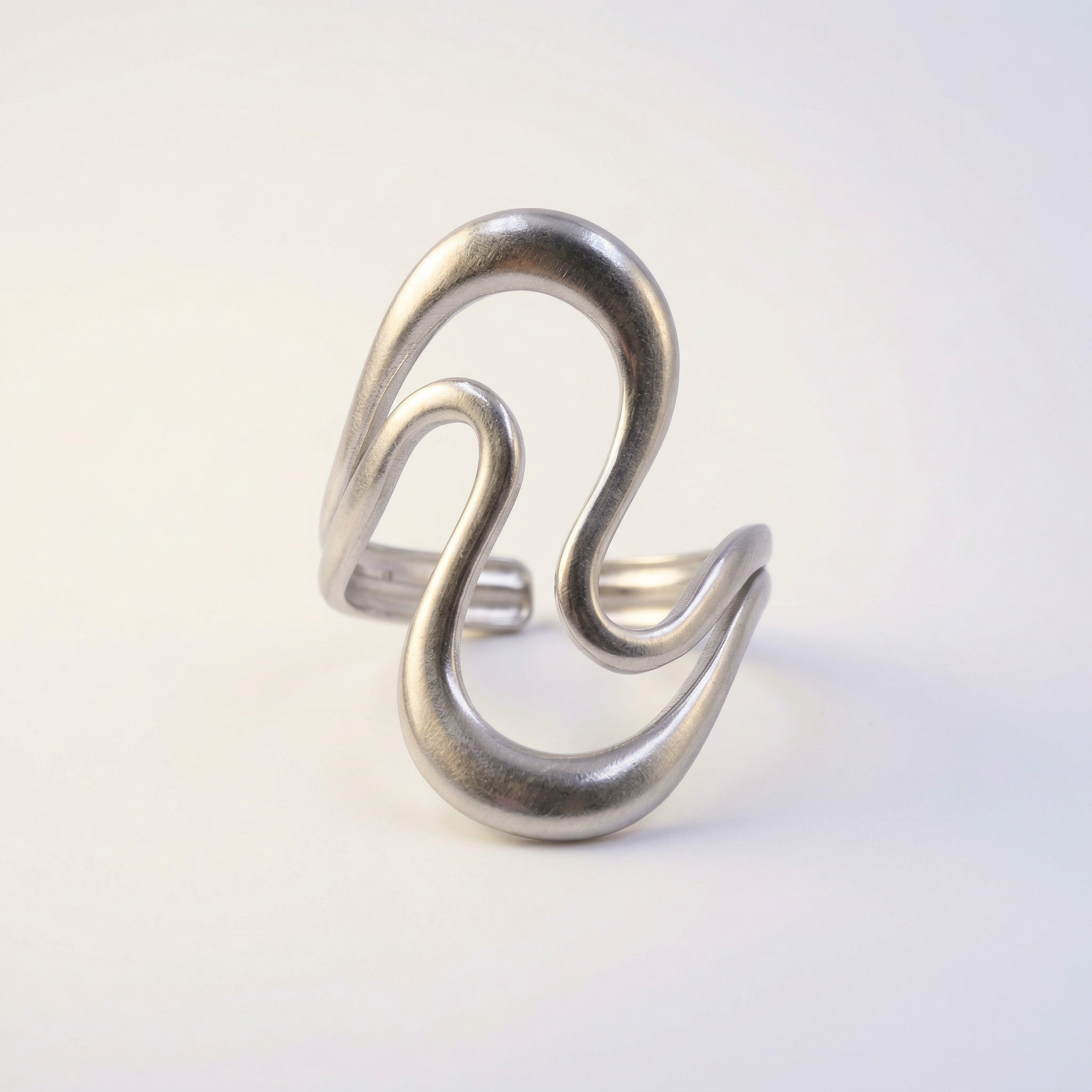 Geschwungene Doppelschleife Ring