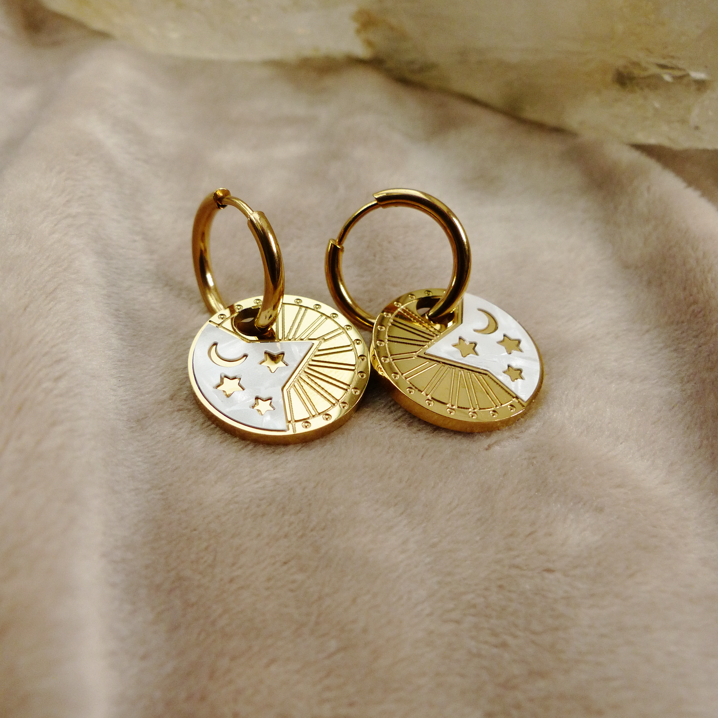 Goldene Ringe mit Perlmutt-Anhänger Sterne & Mond