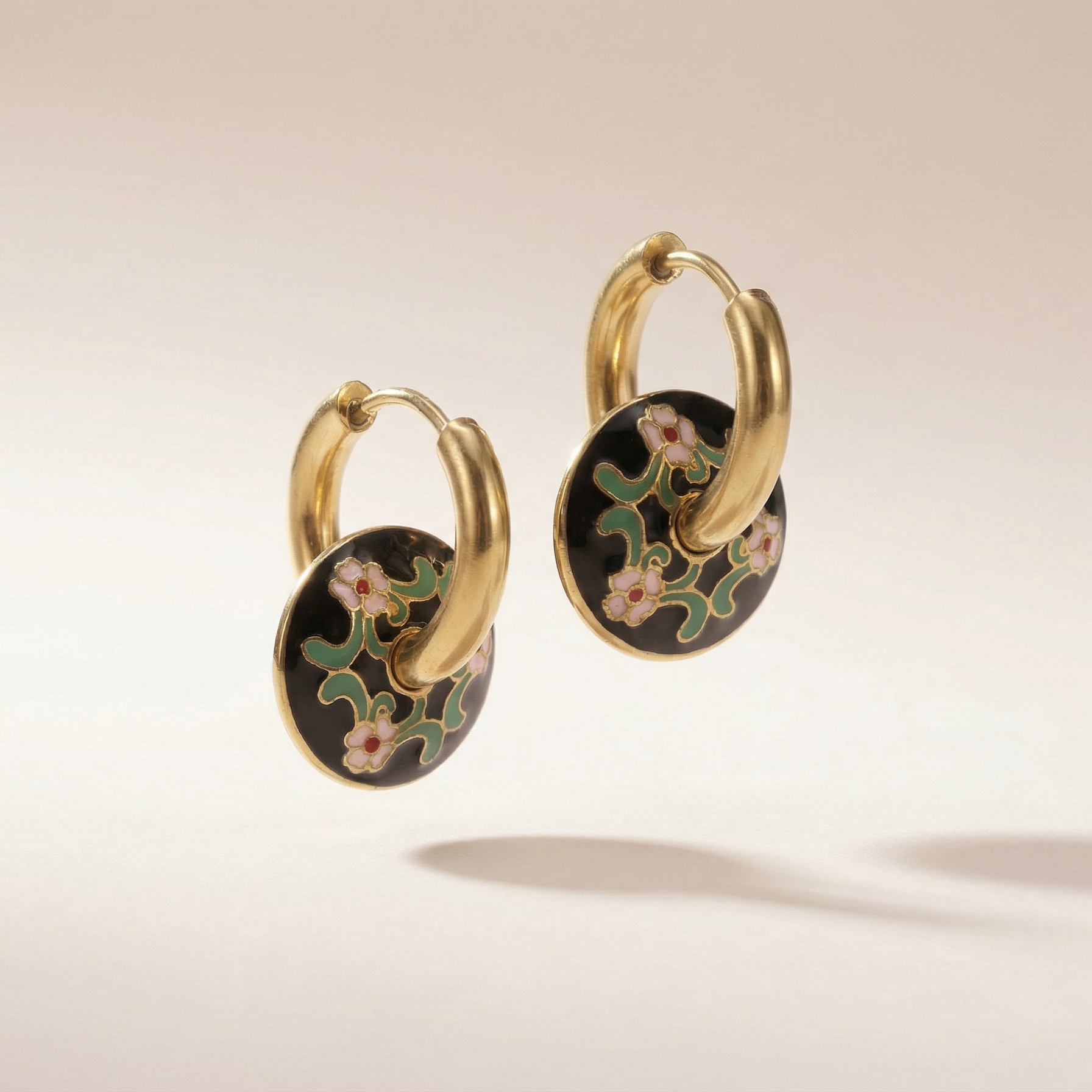 Floral Coin Huggie Ohrringe