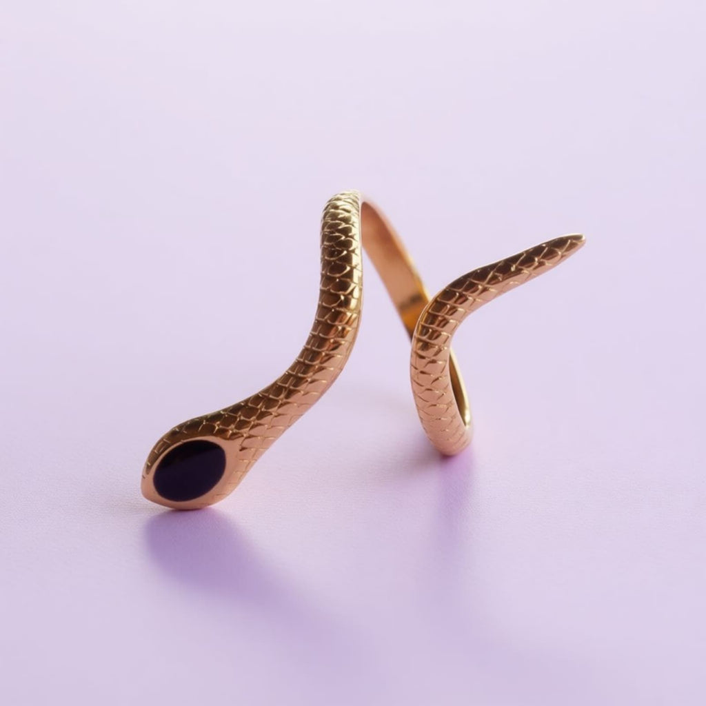 Schlange mit Schwarzem Kopf Ring