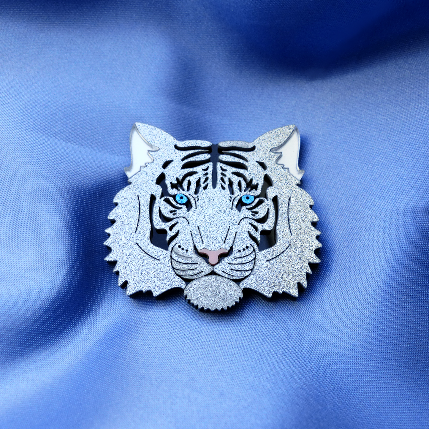 Tiger Brosche – Silber mit Blauen Augen