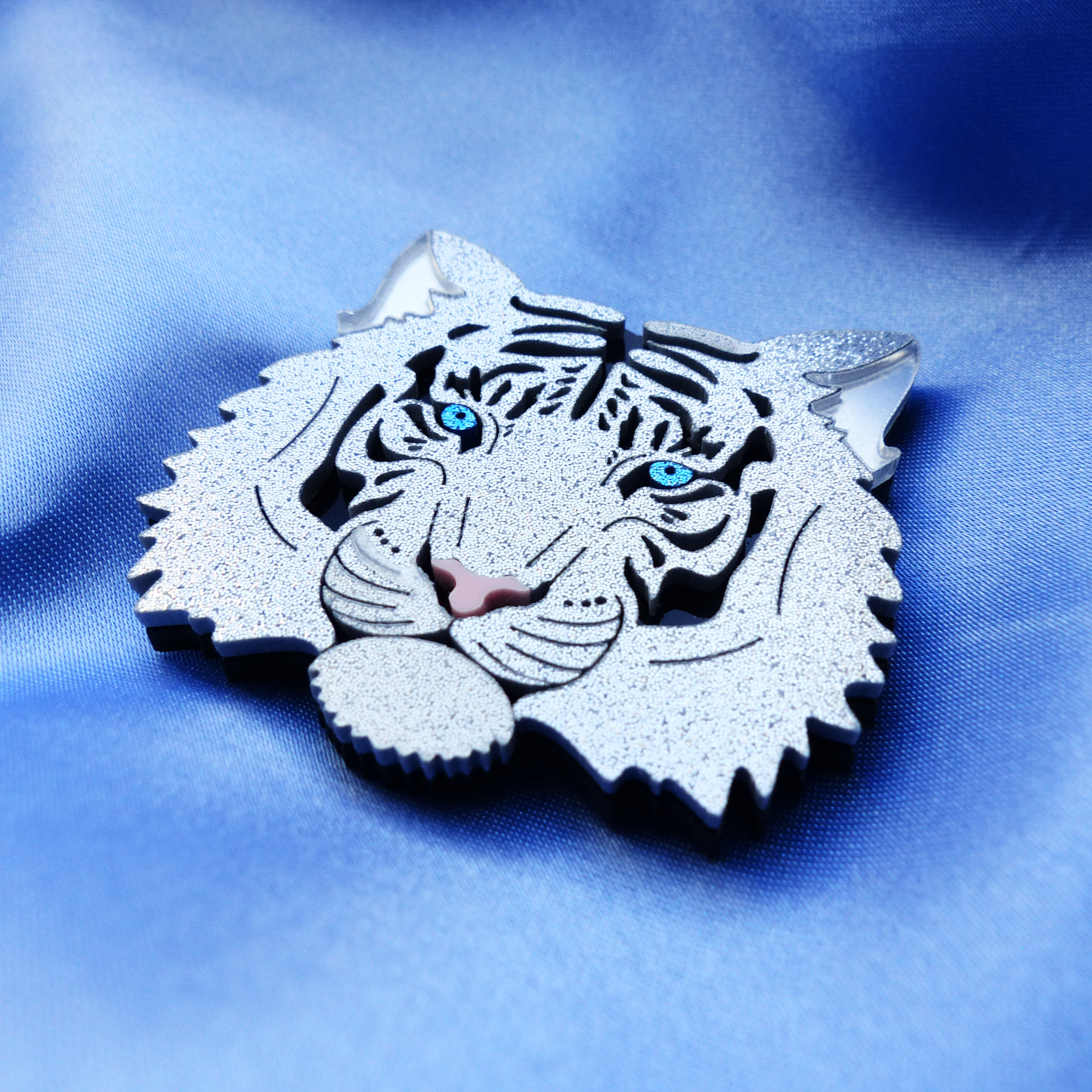 Tiger Brosche – Silber mit Blauen Augen