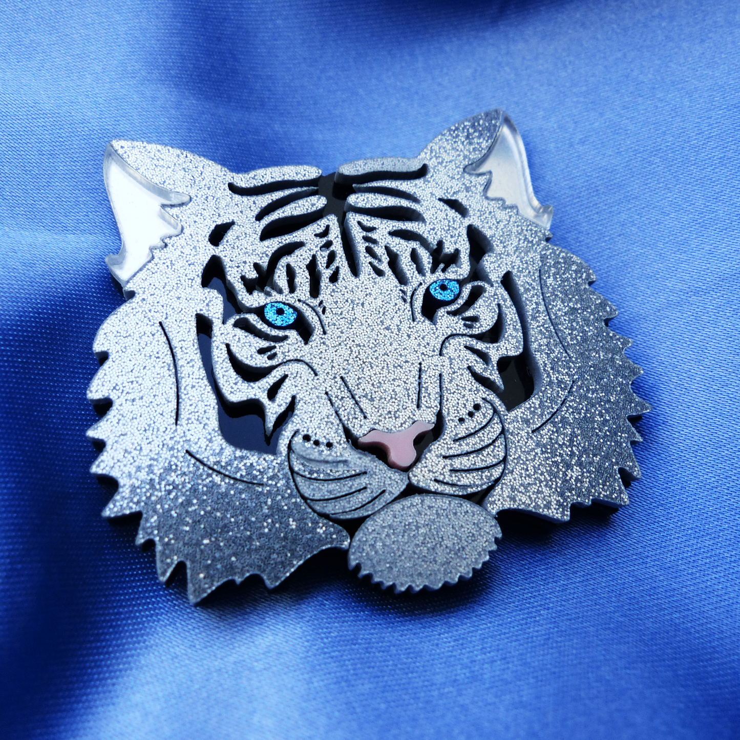 Tiger Brosche – Silber mit Blauen Augen