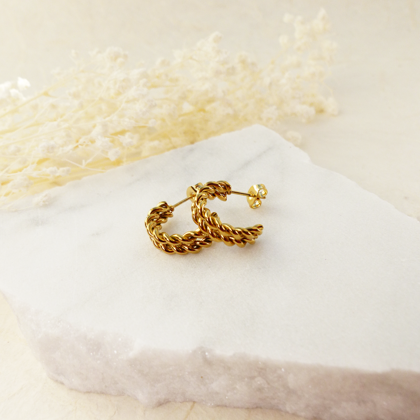 Kleine goldene Doppeltwist-Creolen