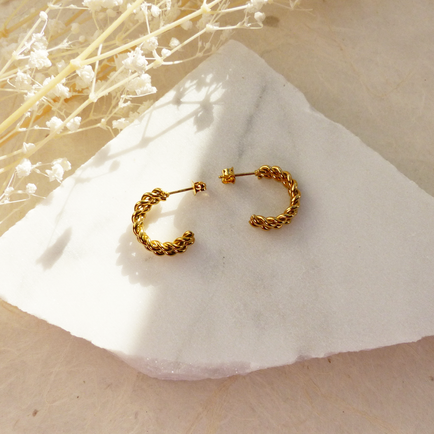 Kleine goldene Doppeltwist-Creolen