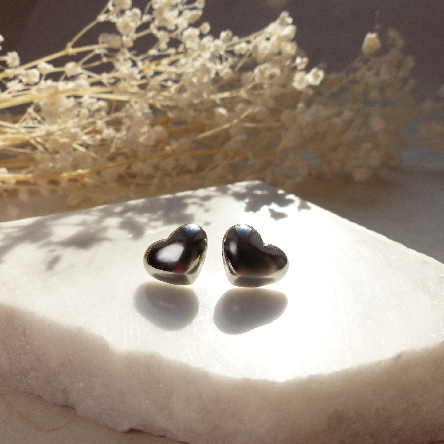 Zarte Herzchen-Stecker aus Edelstahl