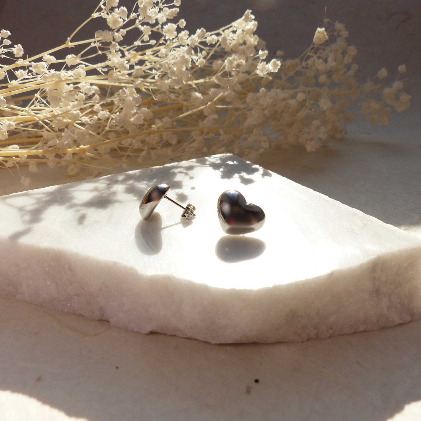 Zarte Herzchen-Stecker aus Edelstahl