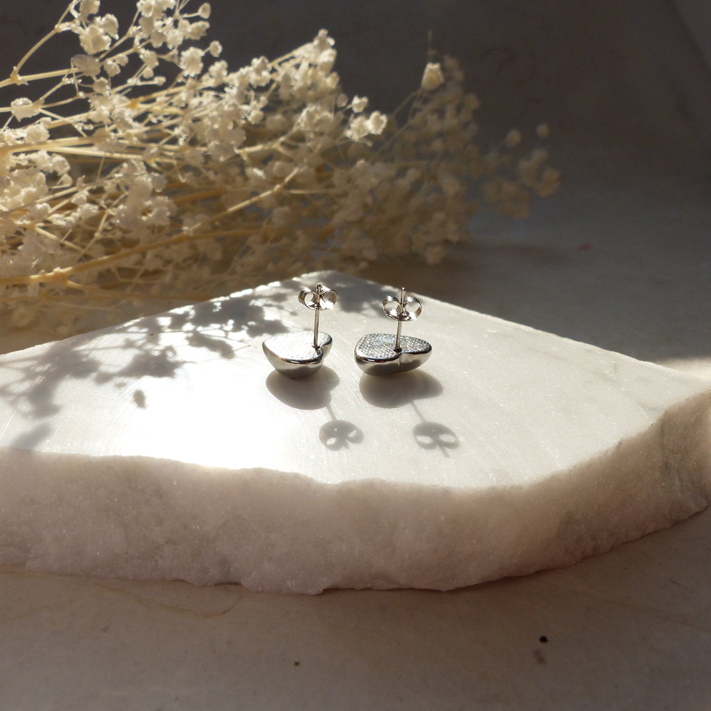 Zarte Herzchen-Stecker aus Edelstahl