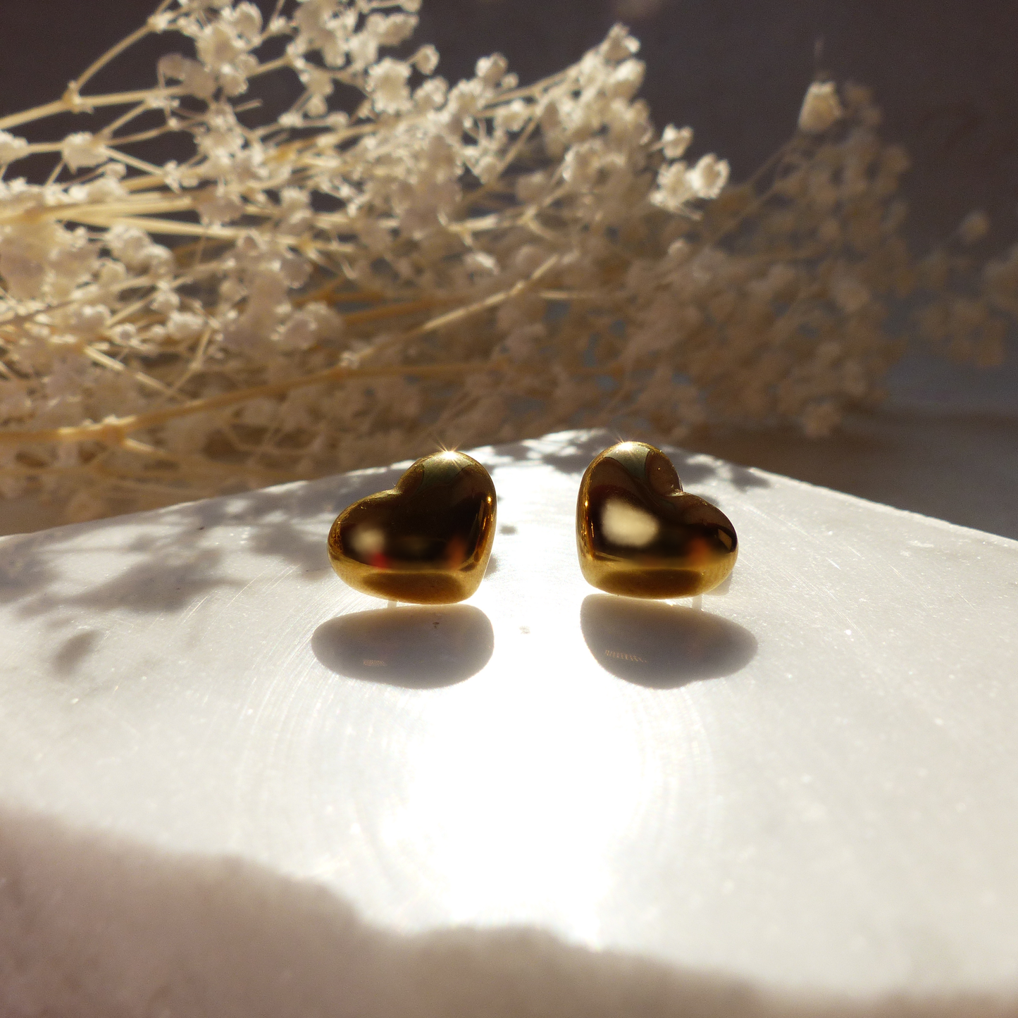 Zarte Herzchen-Stecker aus Edelstahl