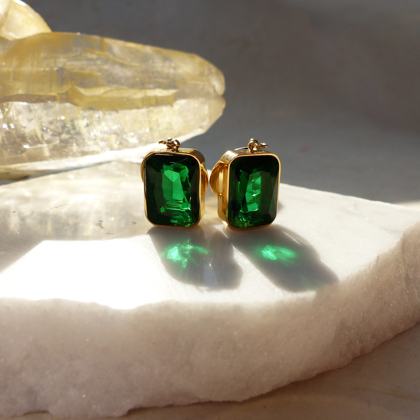 Vergoldete Edelstahl-Ohrringe mit rechteckigem Smaragd-Optik Anhänger