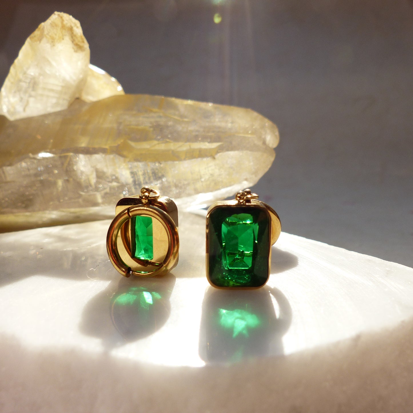 Vergoldete Edelstahl-Ohrringe mit rechteckigem Smaragd-Optik Anhänger