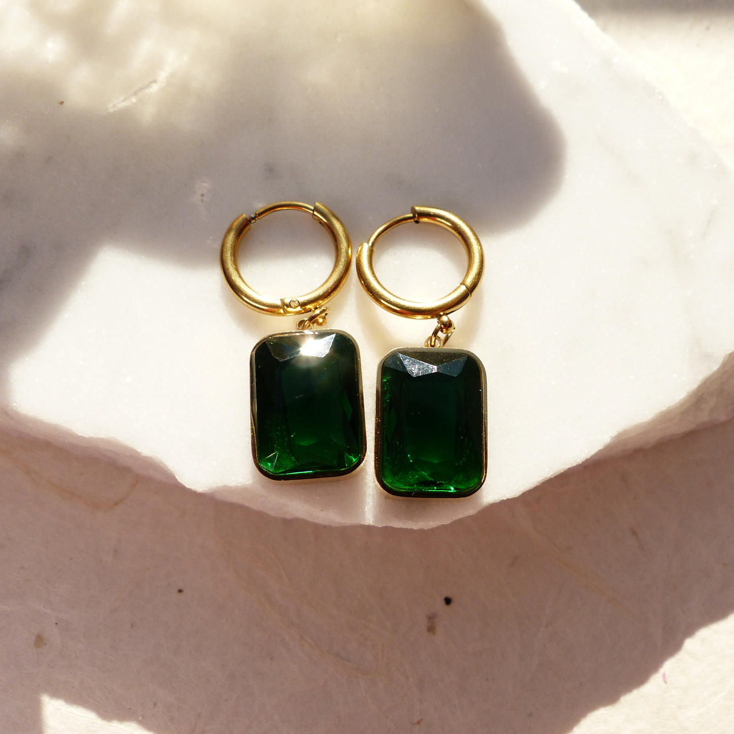 Vergoldete Edelstahl-Ohrringe mit rechteckigem Smaragd-Optik Anhänger