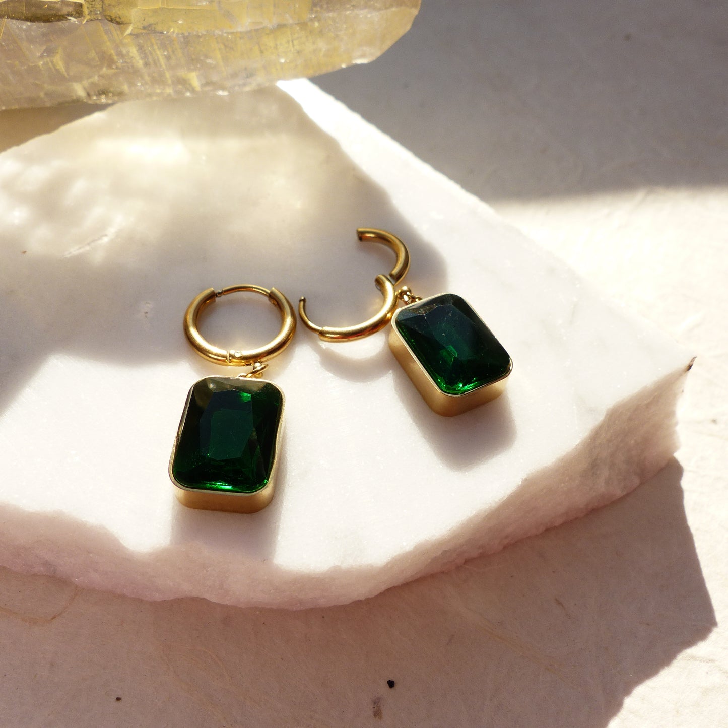 Vergoldete Edelstahl-Ohrringe mit rechteckigem Smaragd-Optik Anhänger