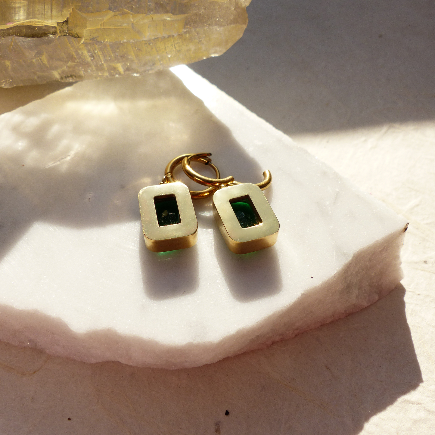 Vergoldete Edelstahl-Ohrringe mit rechteckigem Smaragd-Optik Anhänger