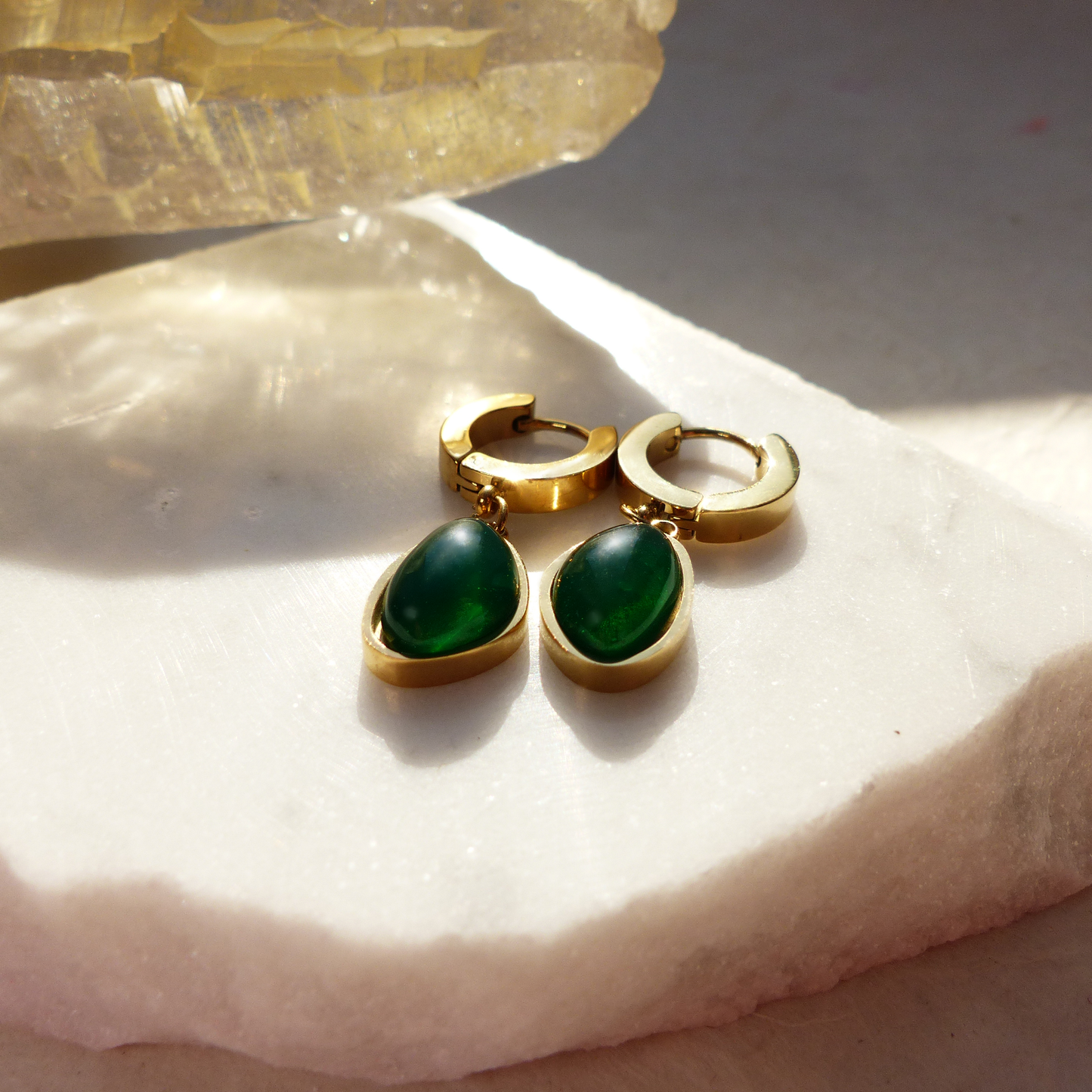 Vergoldete Edelstahl-Ohrringe mit tropfenförmigem grünem Glasstein