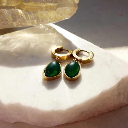 Vergoldete Edelstahl-Ohrringe mit tropfenförmigem grünem Glasstein