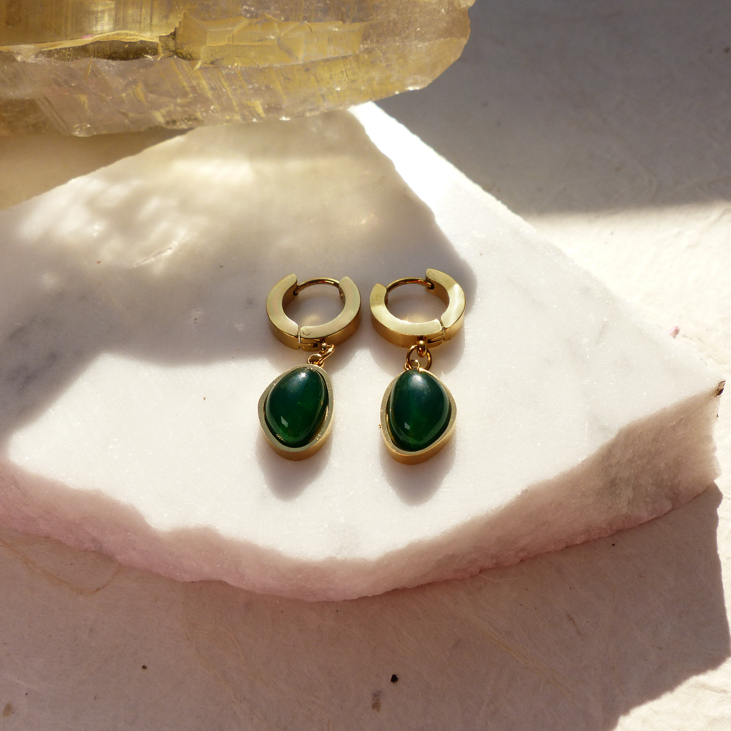 Vergoldete Edelstahl-Ohrringe mit tropfenförmigem grünem Glasstein