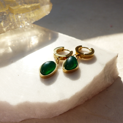 Vergoldete Edelstahl-Ohrringe mit tropfenförmigem grünem Glasstein