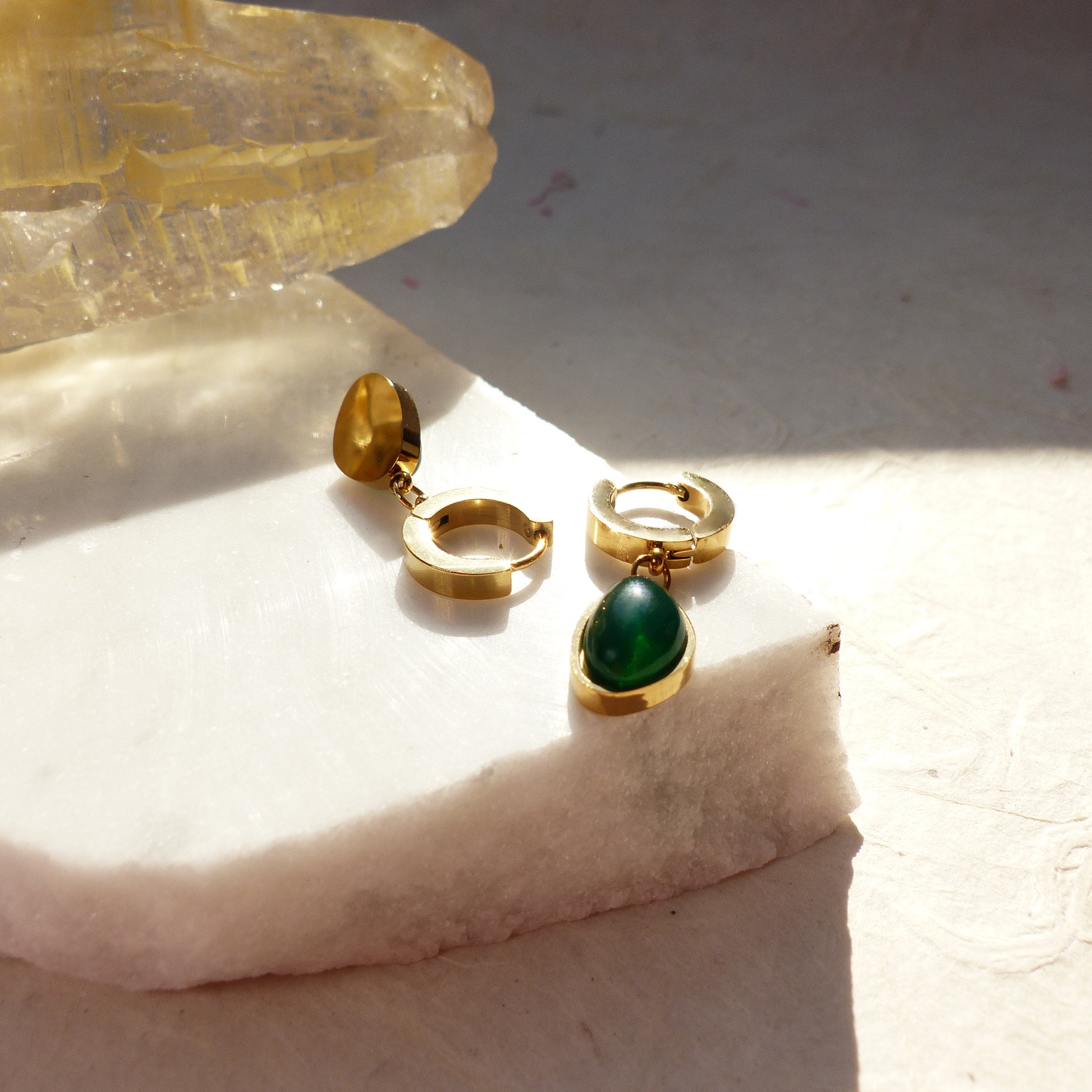 Vergoldete Edelstahl-Ohrringe mit tropfenförmigem grünem Glasstein