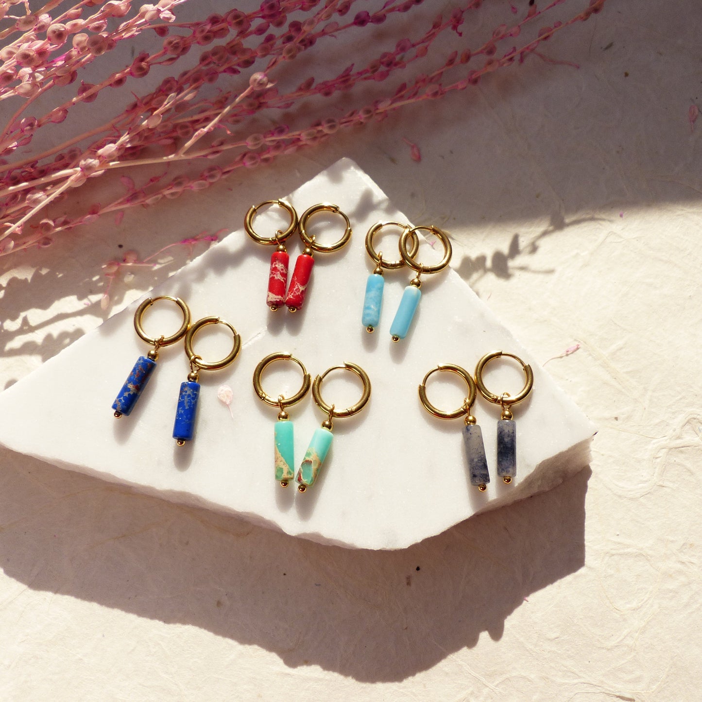 Vergoldete Ringe mit Anhängern aus Koralle, Amazonit, Lapislazuli, Imperial Jaspis und Sodalith
