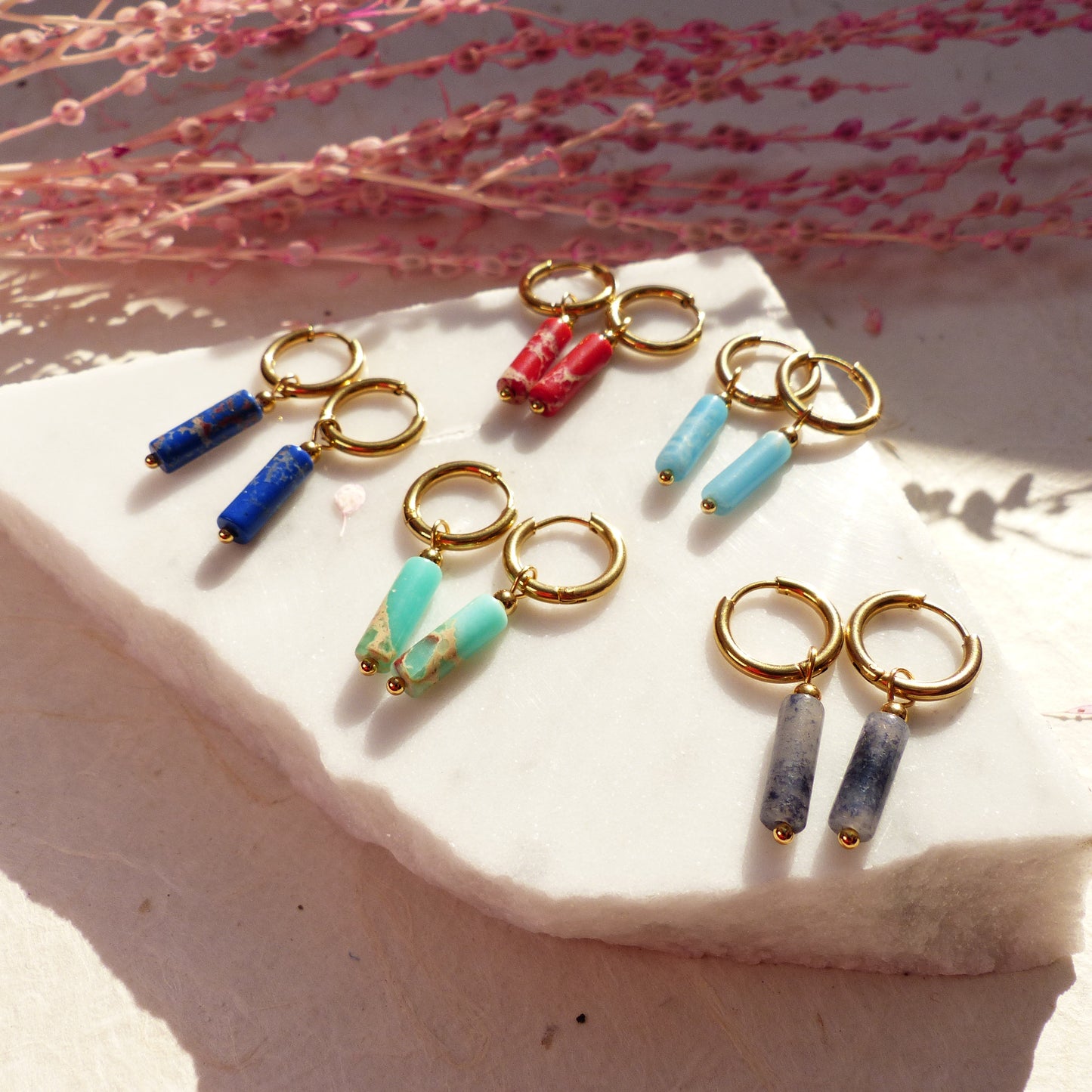 Vergoldete Ringe mit Anhängern aus Koralle, Amazonit, Lapislazuli, Imperial Jaspis und Sodalith