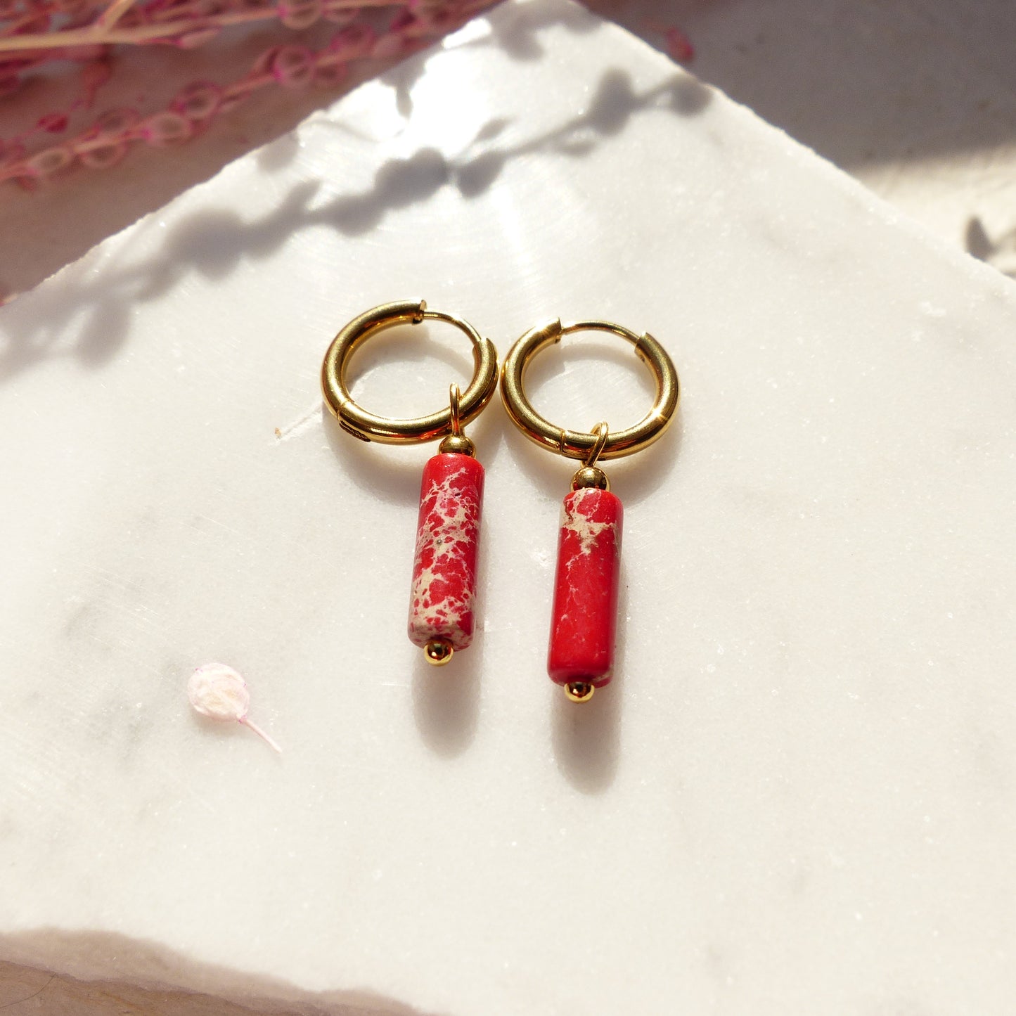 Vergoldete Ringe mit Anhängern aus Koralle, Amazonit, Lapislazuli, Imperial Jaspis und Sodalith