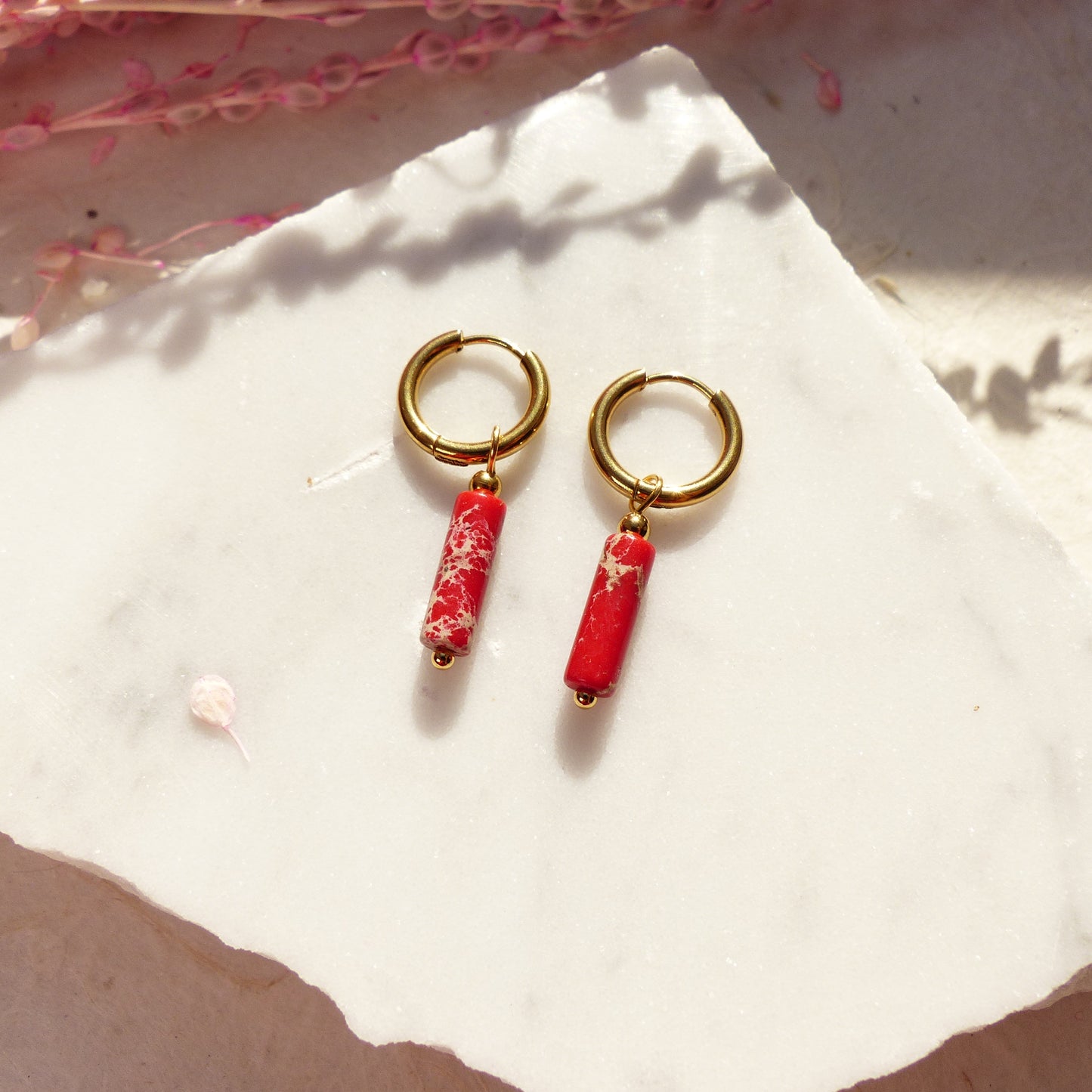 Vergoldete Ringe mit Anhängern aus Koralle, Amazonit, Lapislazuli, Imperial Jaspis und Sodalith