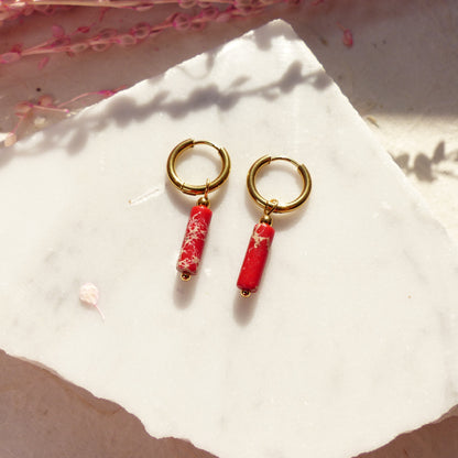 Vergoldete Ringe mit Anhängern aus Koralle, Amazonit, Lapislazuli, Imperial Jaspis und Sodalith