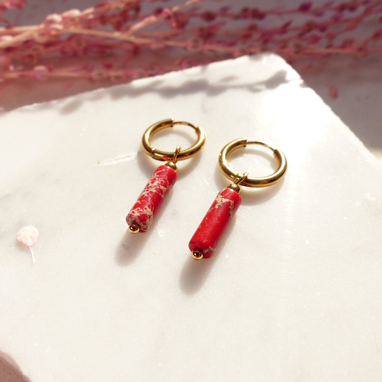 Vergoldete Ringe mit Anhängern aus Koralle, Amazonit, Lapislazuli, Imperial Jaspis und Sodalith