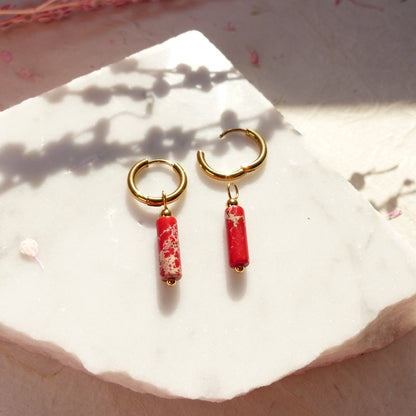 Vergoldete Ringe mit Anhängern aus Koralle, Amazonit, Lapislazuli, Imperial Jaspis und Sodalith