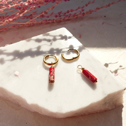 Vergoldete Ringe mit Anhängern aus Koralle, Amazonit, Lapislazuli, Imperial Jaspis und Sodalith