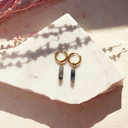 Vergoldete Ringe mit Anhängern aus Koralle, Amazonit, Lapislazuli, Imperial Jaspis und Sodalith