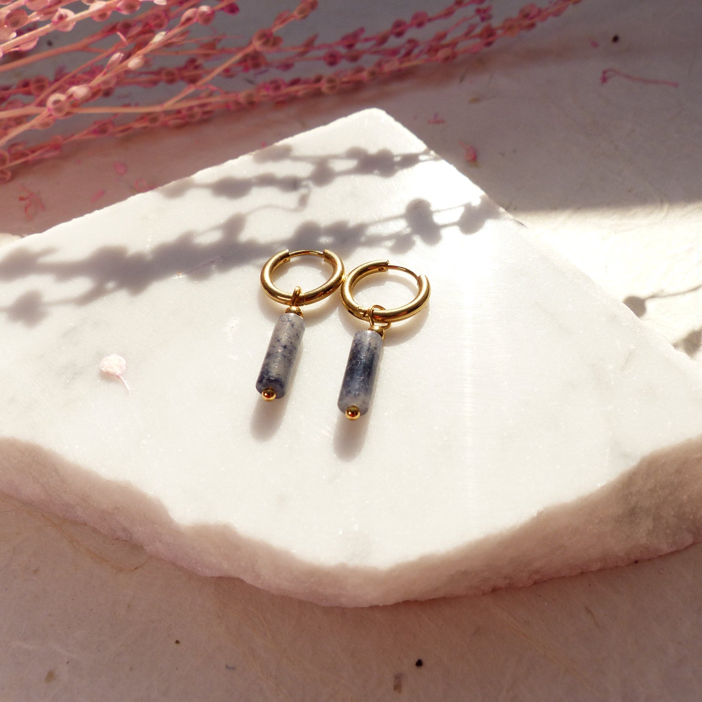 Vergoldete Ringe mit Anhängern aus Koralle, Amazonit, Lapislazuli, Imperial Jaspis und Sodalith