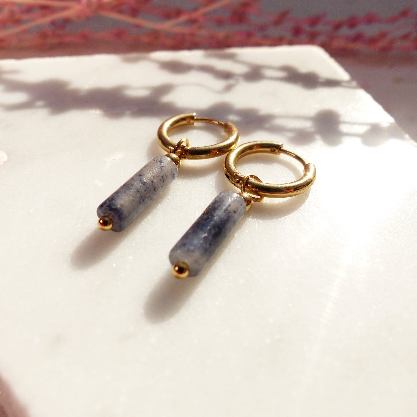 Vergoldete Ringe mit Anhängern aus Koralle, Amazonit, Lapislazuli, Imperial Jaspis und Sodalith