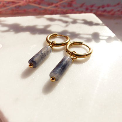 Vergoldete Ringe mit Anhängern aus Koralle, Amazonit, Lapislazuli, Imperial Jaspis und Sodalith