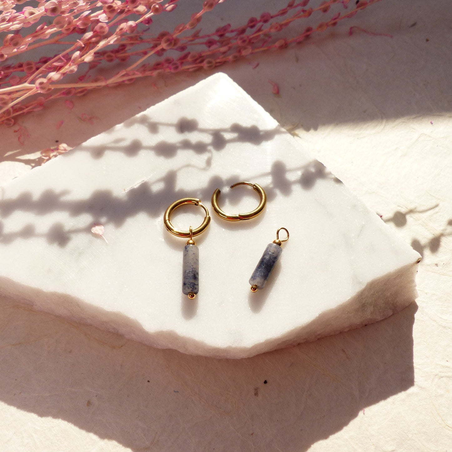 Vergoldete Ringe mit Anhängern aus Koralle, Amazonit, Lapislazuli, Imperial Jaspis und Sodalith