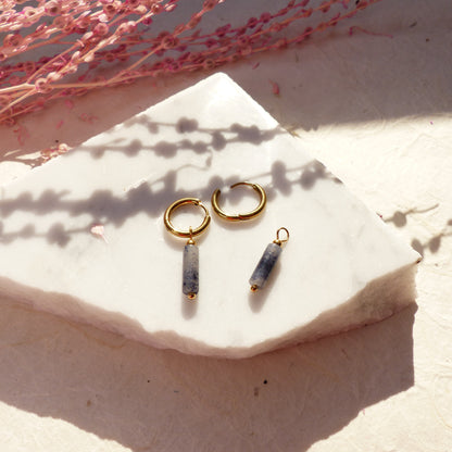 Vergoldete Ringe mit Anhängern aus Koralle, Amazonit, Lapislazuli, Imperial Jaspis und Sodalith